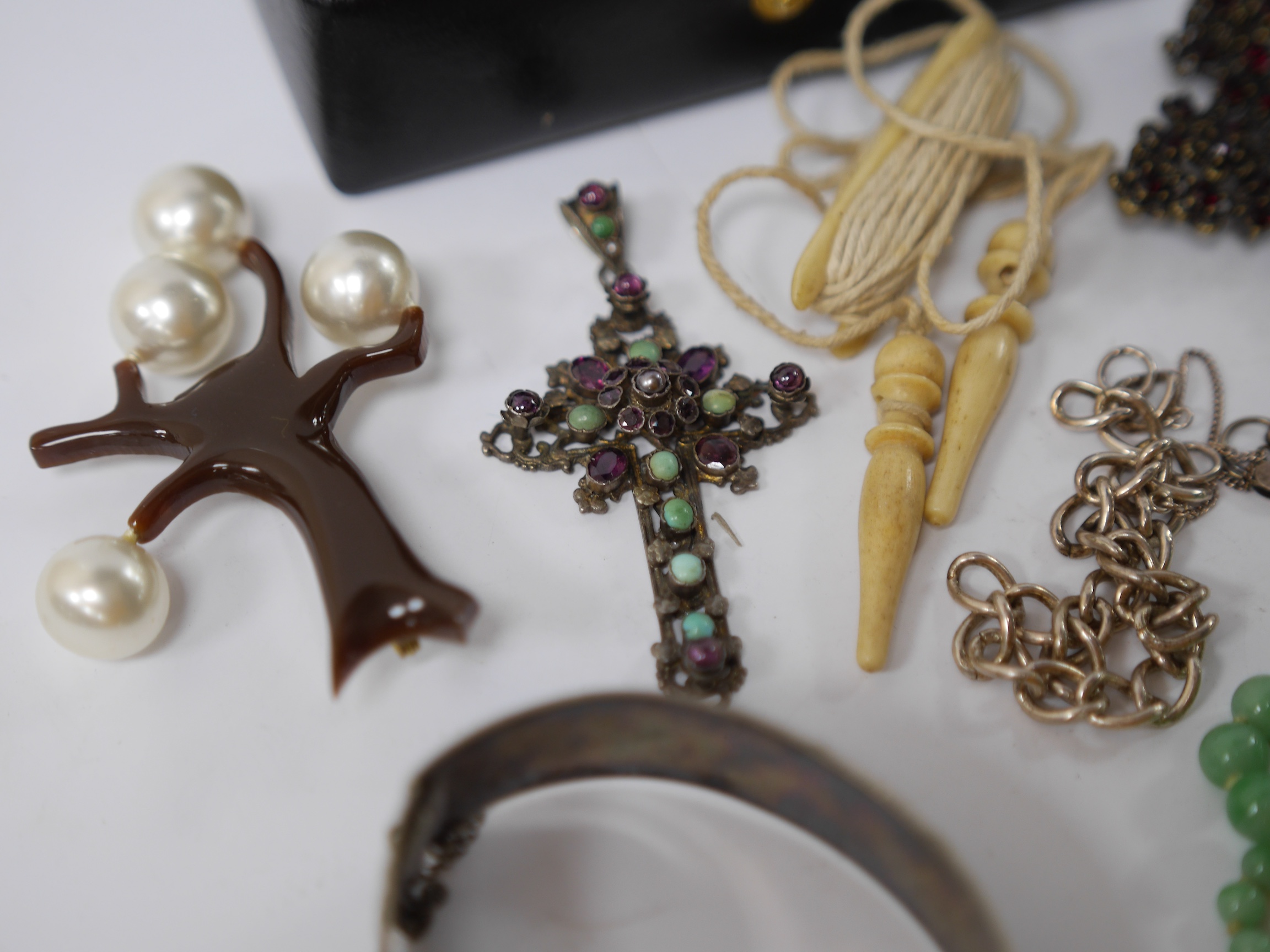 A quantity of assorted Victorian and later jewellery including a white metal, garnet, split pearl and turquoise set cross pendant, 74mm two 925 and gem set crosses, a diamond and enamel set mourning pendant, pair of silv